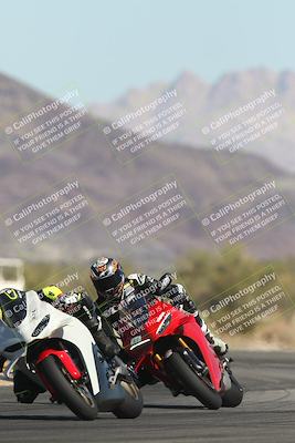 media/Oct-30-2025-Racers Edge (Thu) [[dabbdaf680]]/3-B Group/Session 2 (Turn 14)/